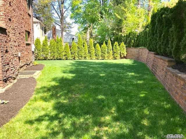 5 Rockcrest Road Manhasset, NY 11030 - Photo 15 of 16 View of grassy yard