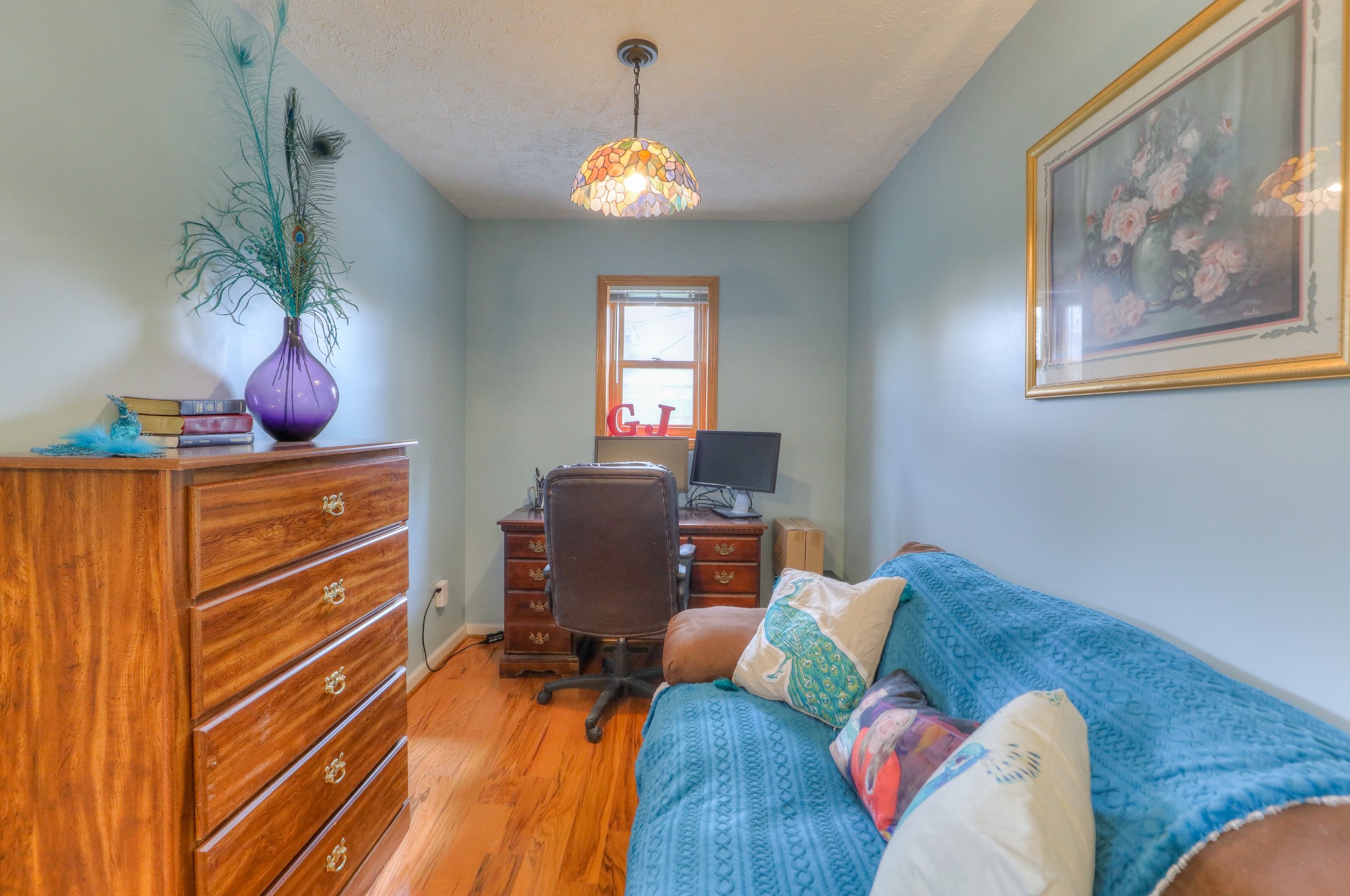 329 Shelton Road Manchester, TN 37355 - Photo 14 of 20 a living room with furniture and a potted plant