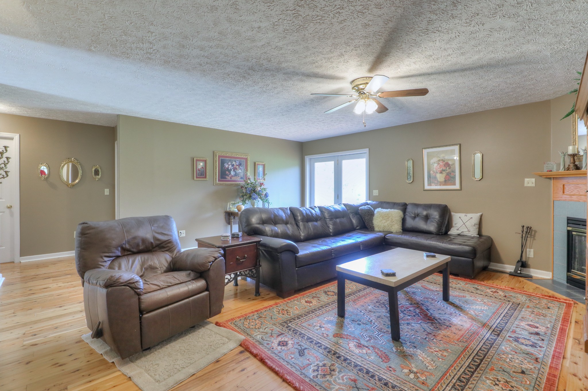 329 Shelton Road Manchester, TN 37355 - Photo 5 of 20 a living room with furniture a chandelier and a rug