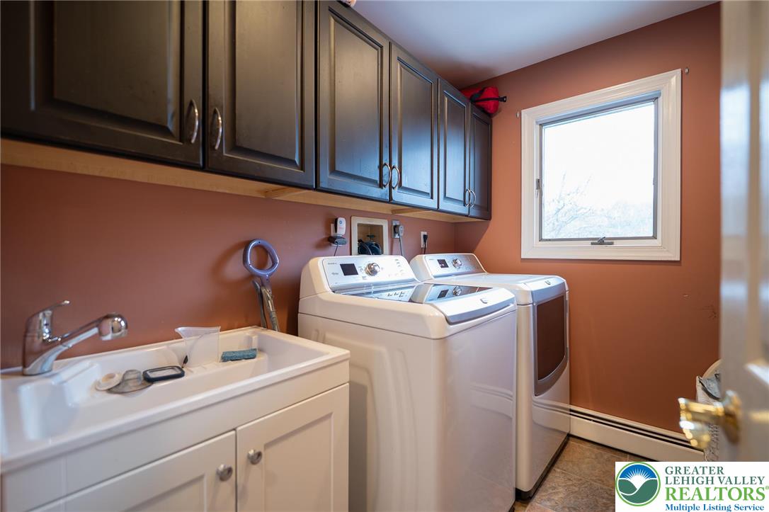 33 Ward Road Blairstown, NJ 07825 - Photo 19 of 70 Laundry room w/utility sink
