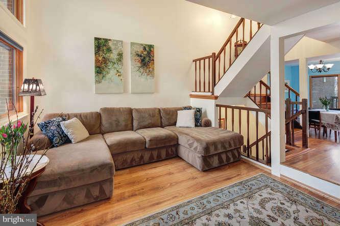 2044 Winged Foot Court Reston, VA 20191 - Photo 5 of 30 Living Room