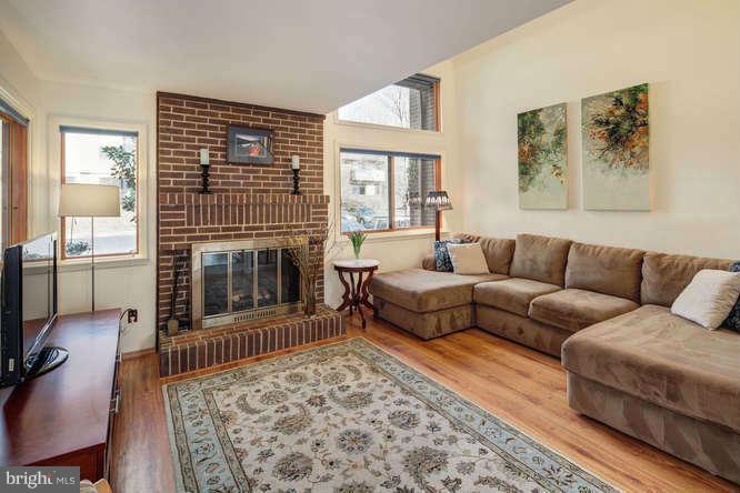 2044 Winged Foot Court Reston, VA 20191 - Photo 6 of 30 Living Room