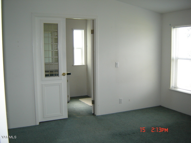 9205 Duffield Road Moxee, WA 98936 - Photo 3 of 5 an empty room with a window