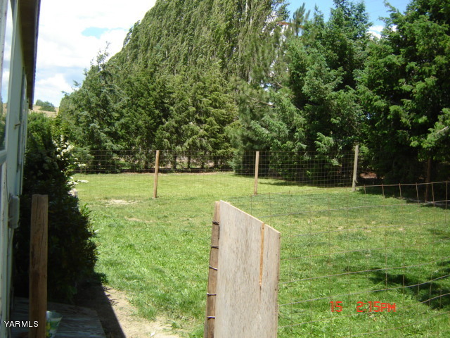 9205 Duffield Road Moxee, WA 98936 - Photo 4 of 5 a backyard of a house with lots of green space