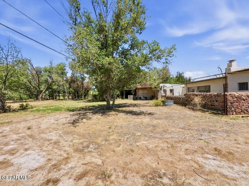 4135 Emory Road El Paso, TX 79922 - Photo 31 of 73 a backyard of a house with table and chairs