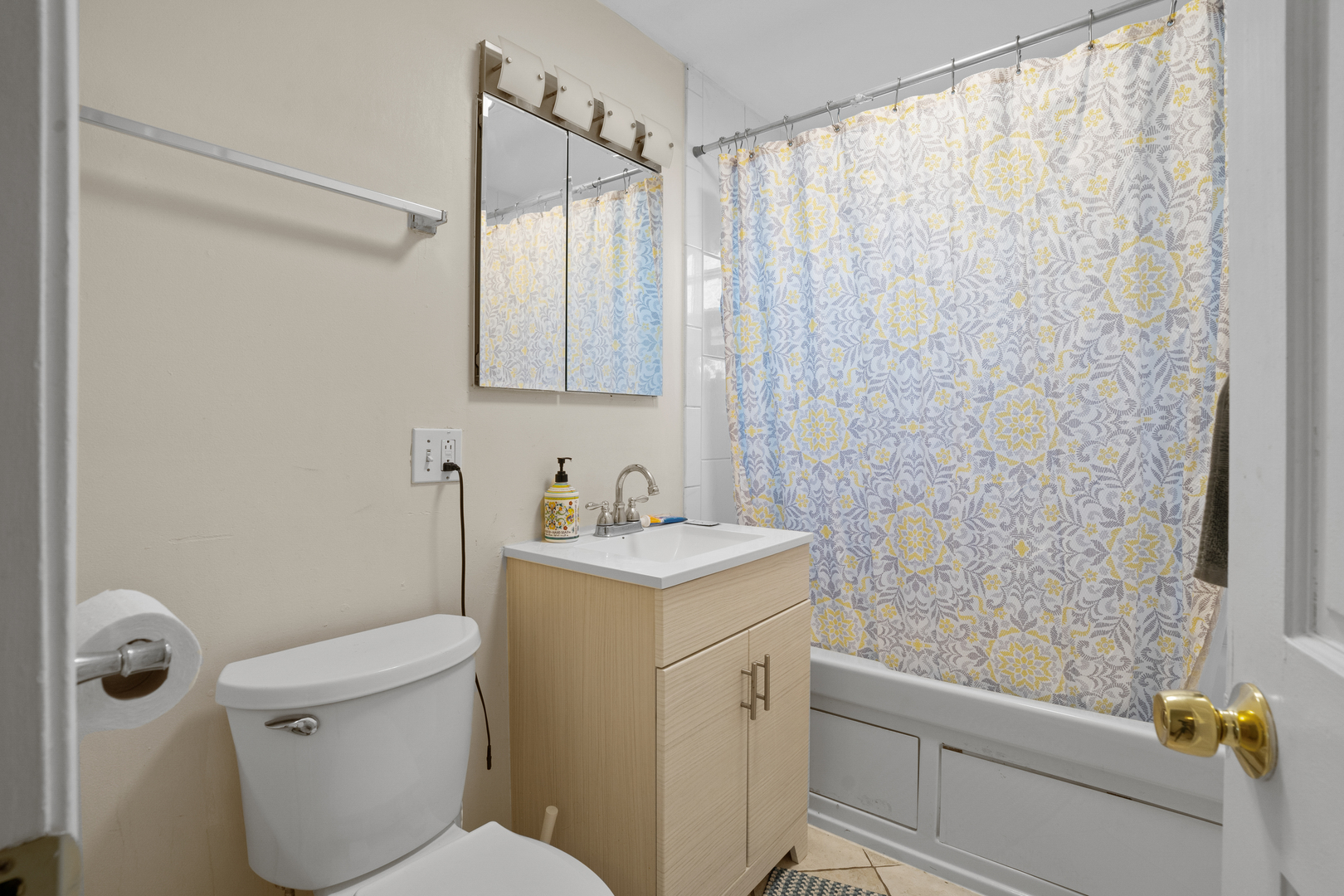 7534 North Ridge Boulevard, Unit 1W Chicago, IL 60645 - Photo 12 of 19 Gallery Image 12