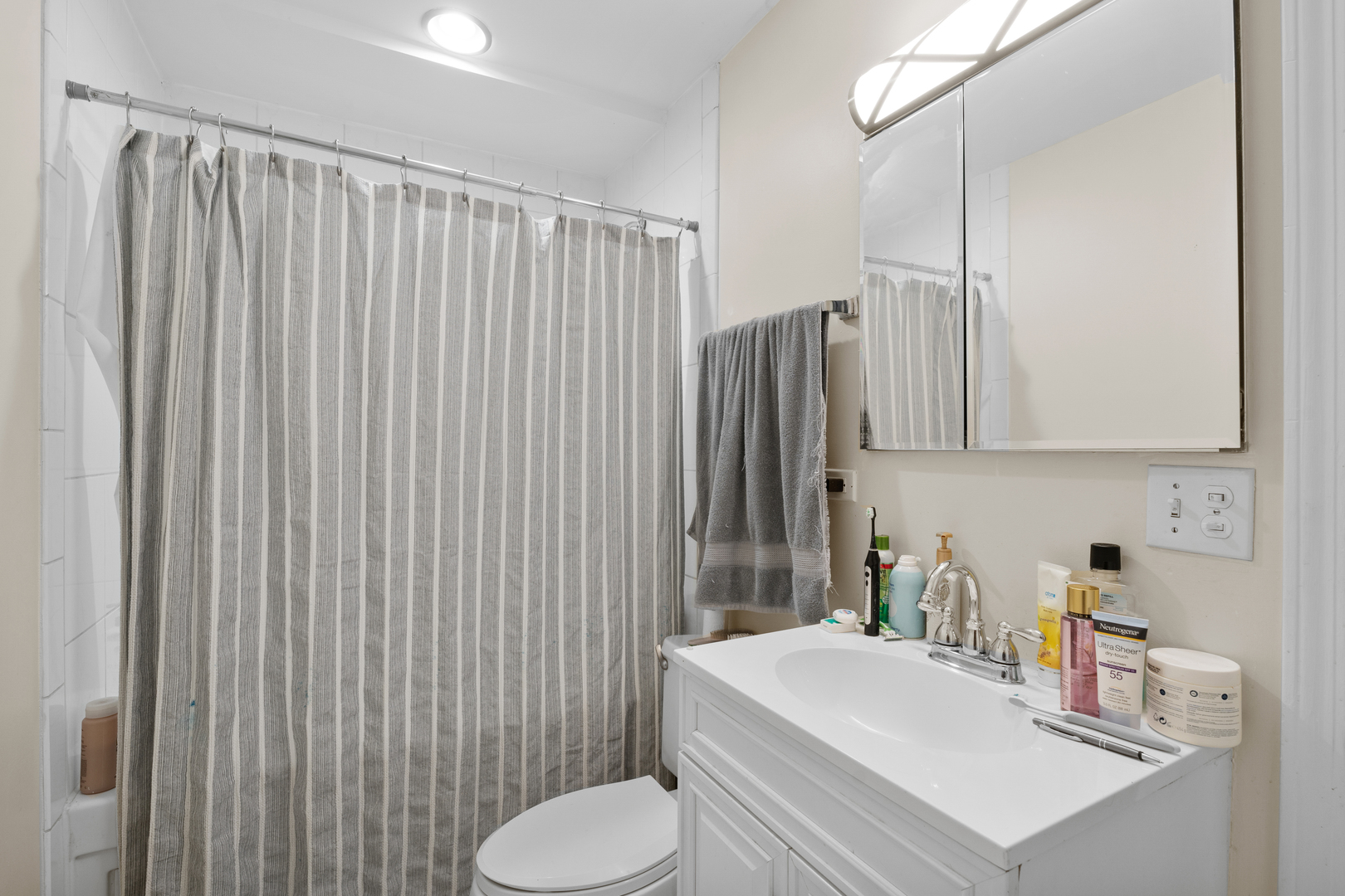 7534 North Ridge Boulevard, Unit 1W Chicago, IL 60645 - Photo 16 of 19 Gallery Image 16