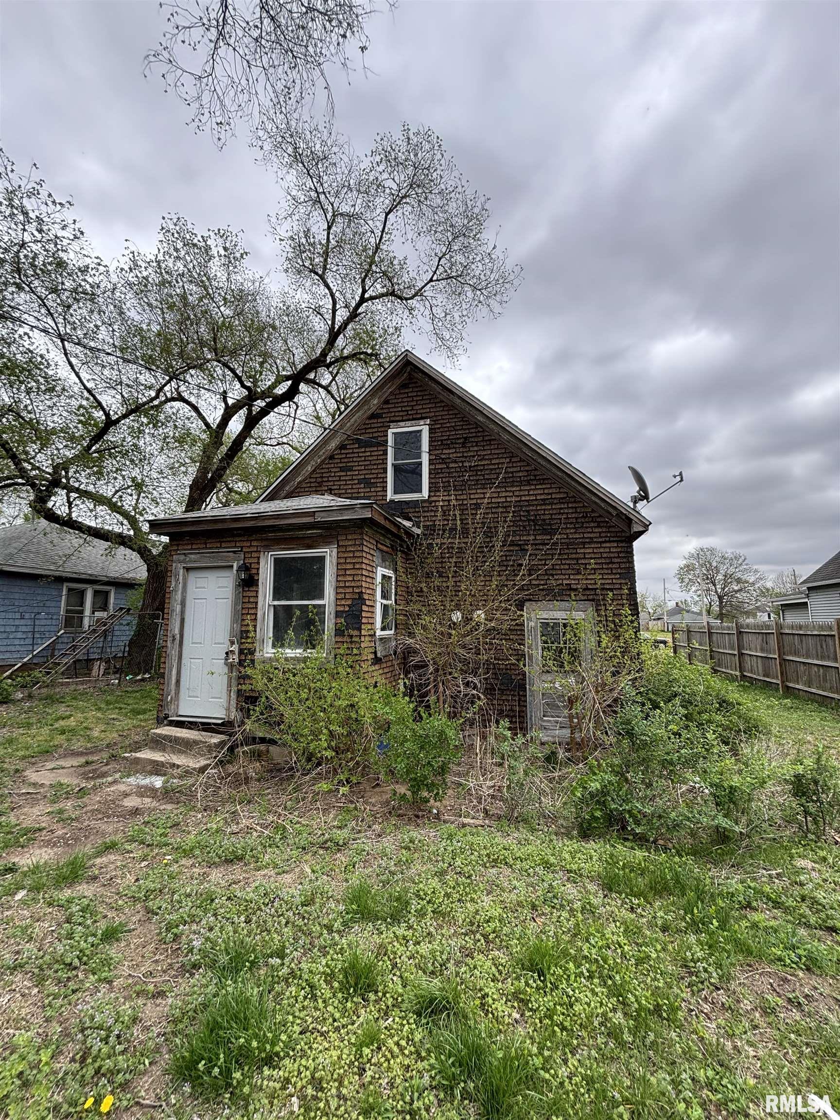 205 2nd Street South Pekin, IL 61564 - Photo 3 of 27