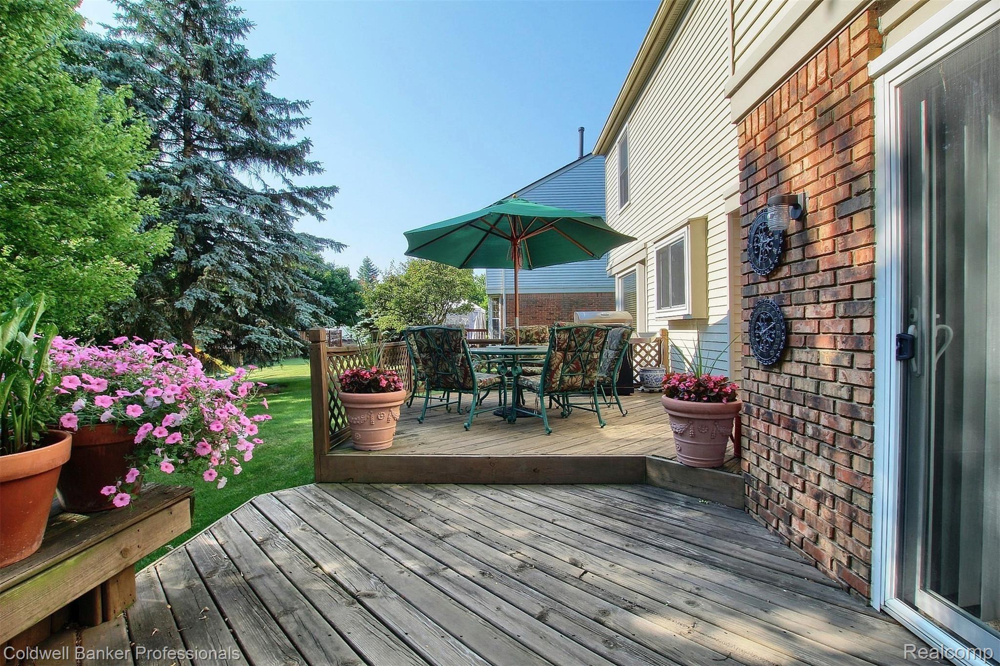 6742 Carlton Road Canton, MI 48187 - Photo 33 of 38 Rear deck