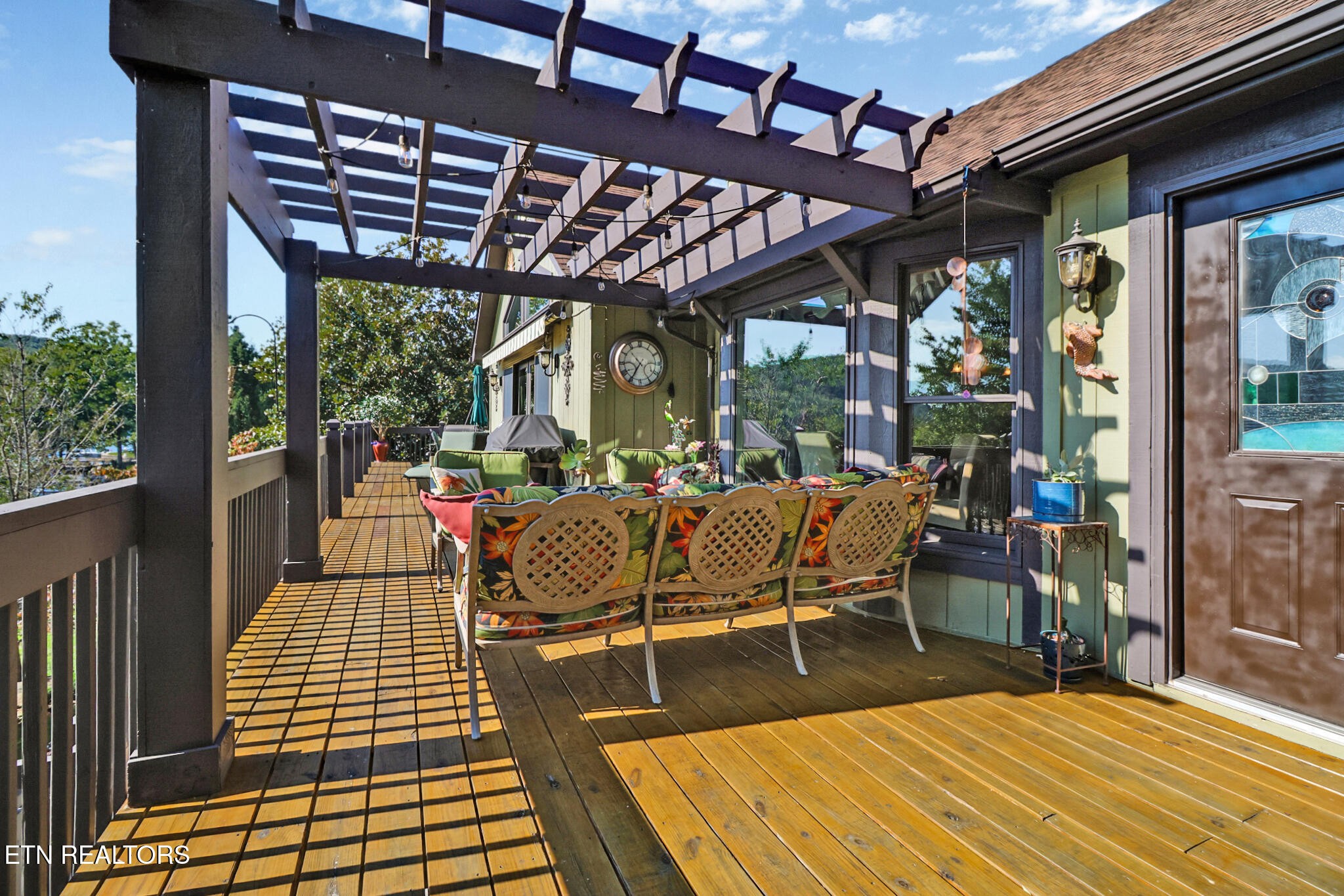 16 Victoria Way Crossville, TN 38558 - Photo 36 of 60 a view of a patio with a table and chairs