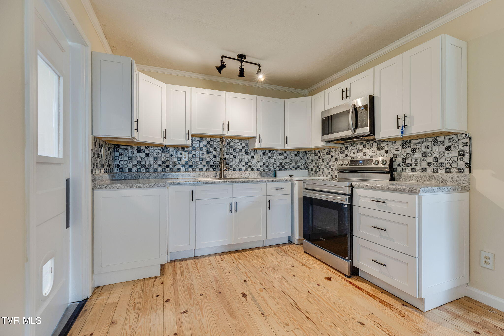1018 Broad Street Elizabethton, TN 37643 - Photo 12 of 25 012