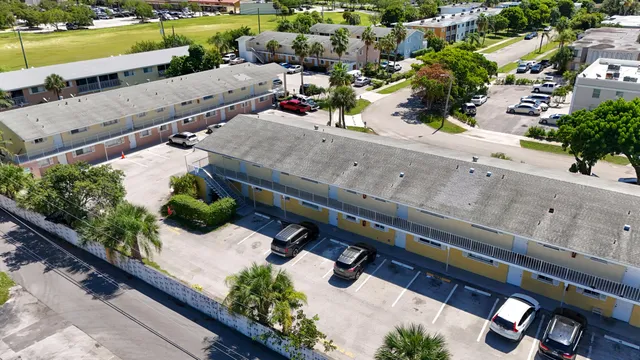 $1,800 | 1501 Crescent Circle, Unit E40, Lake Park, FL 33403