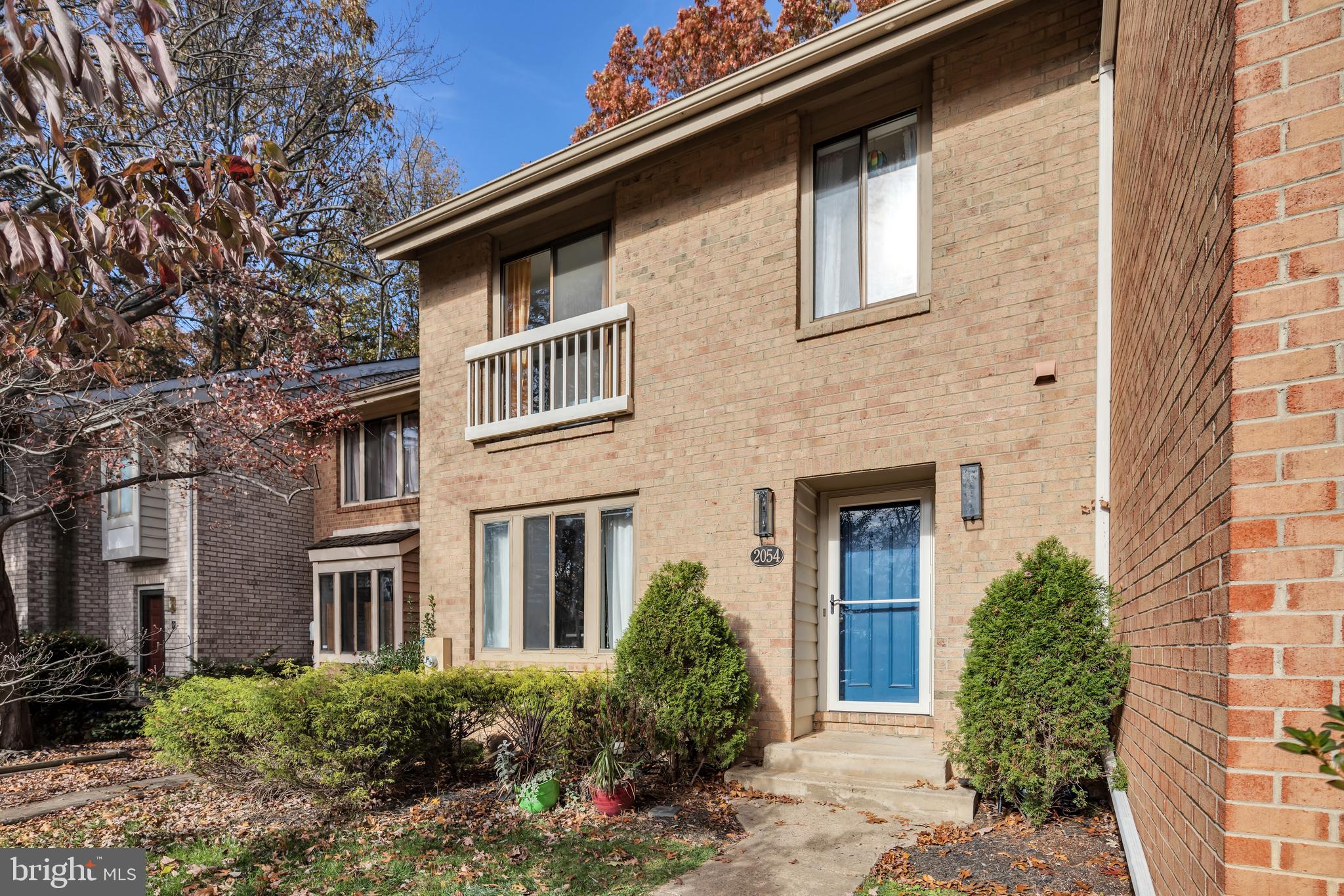 2054 Swans Neck Way Reston, VA 20191 - Photo 2 of 33