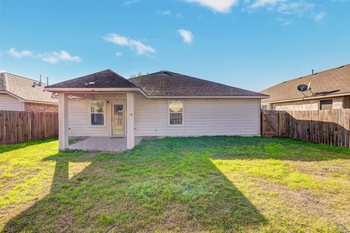 1517 Rainbow Parke Drive Round Rock, TX 78665 - Photo 36 of 38 a front view of a house with a garden