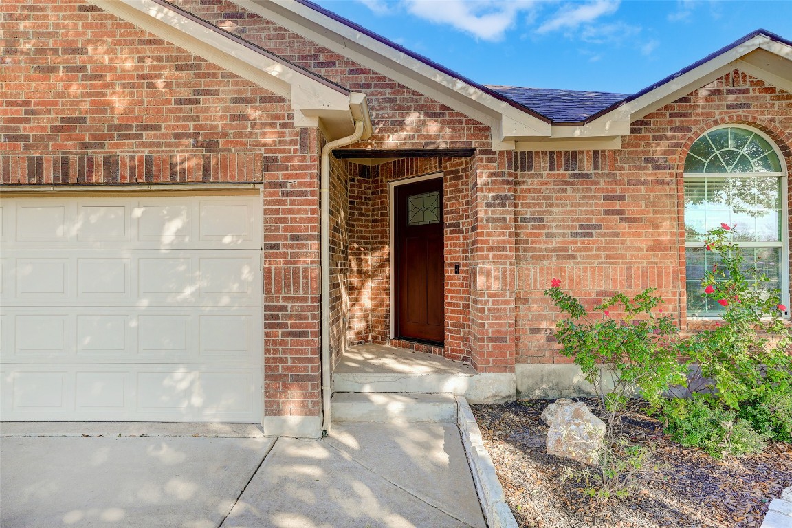 1517 Rainbow Parke Drive Round Rock, TX 78665 - Photo 4 of 38 a front view of a house with a garden