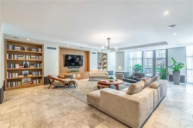 $955,000 | 1001 Julia Street, Unit 6D, New Orleans, LA 70113