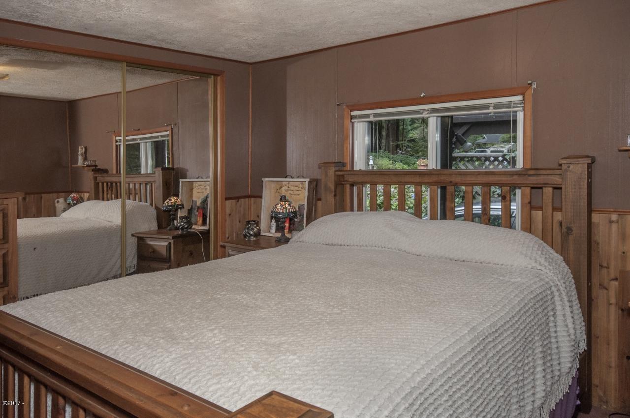 10950 Neskowin Road Neskowin, OR 97149 - Photo 16 of 23 Master Bedroom - View 11 (1280x850)