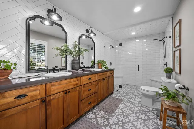 a bathroom with a double vanity sink and mirror