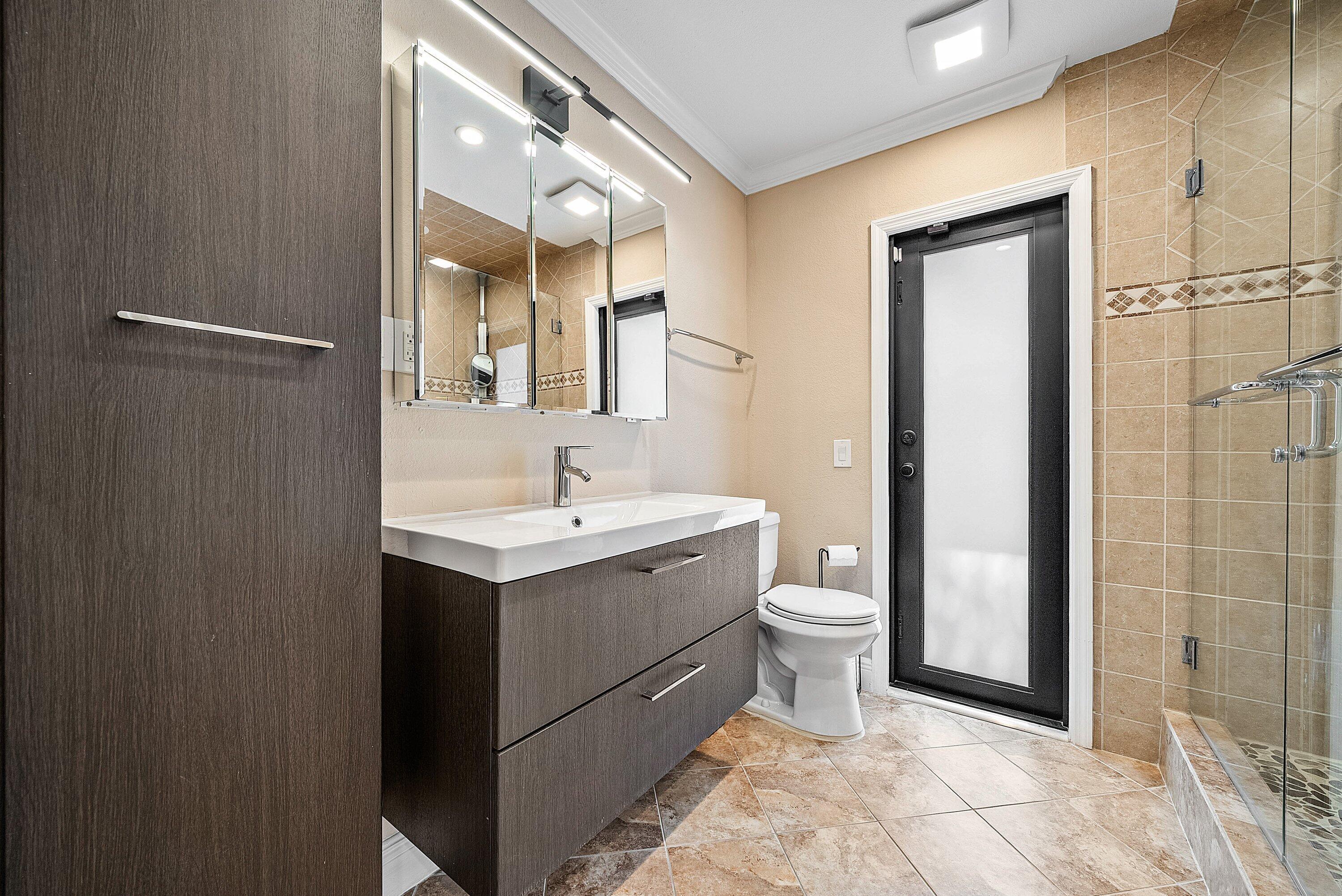 21330 Placida Terrace Boca Raton, FL 33433 - Photo 25 of 41 2nd bathroom