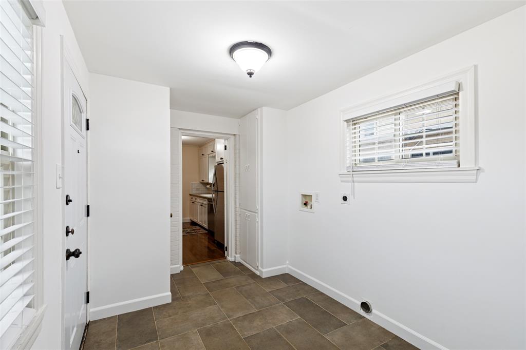 2427 Alco Avenue Dallas, TX 75211 - Photo 19 of 26 a view of an empty room