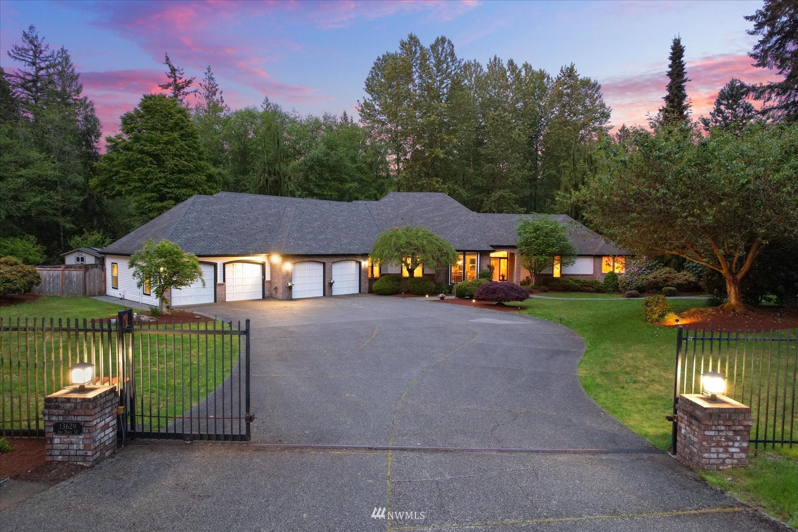 13629 3rd Drive Southeast Everett, WA 98208 - Photo 4 of 40 a house view with a garden space