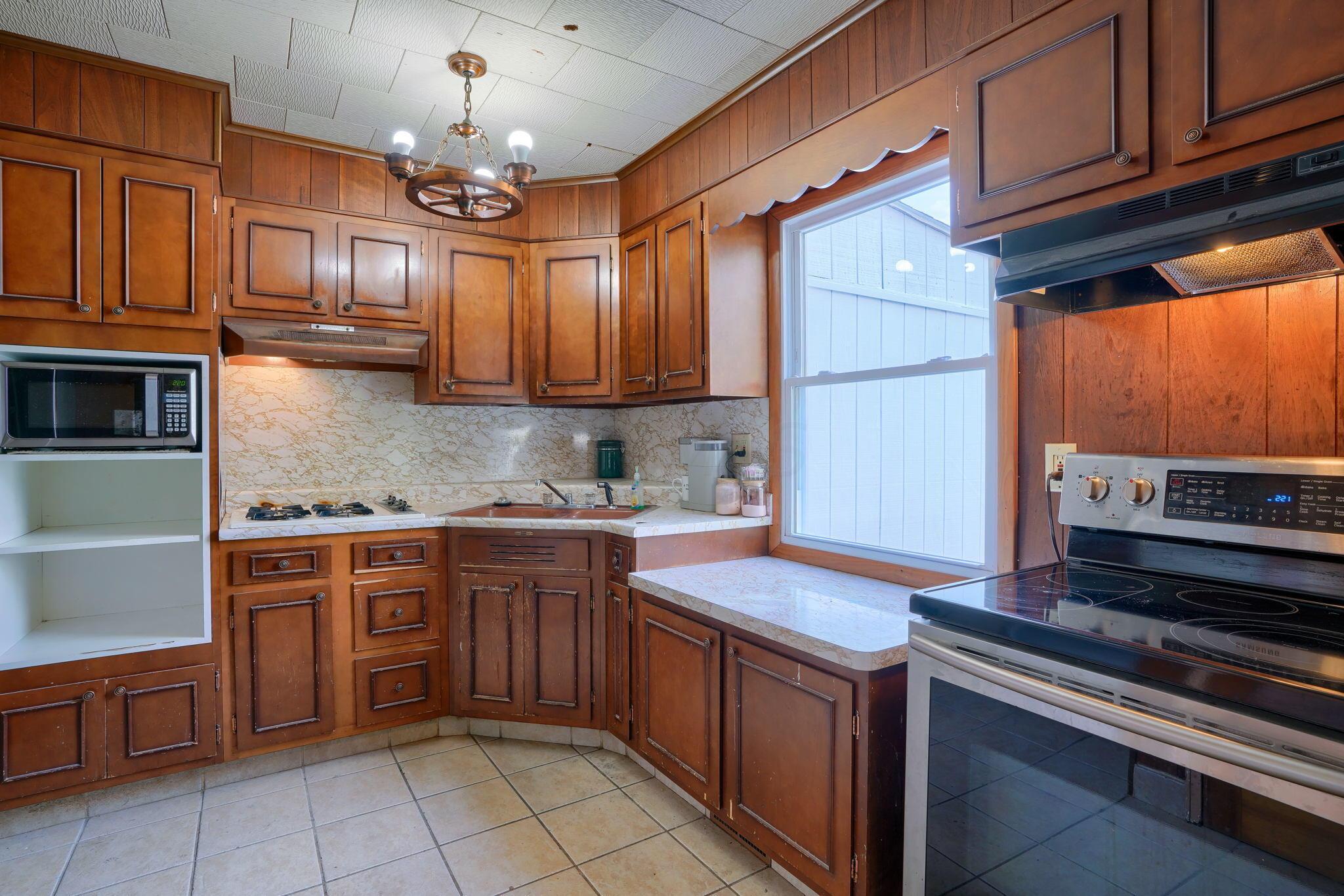 909 Exeter Road Columbus, OH 43213 - Photo 22 of 38 When this home was built the TV Dinner was King!