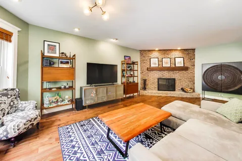 $639,000 | 843 West Grace Street, Unit 1E, Chicago, IL 60613