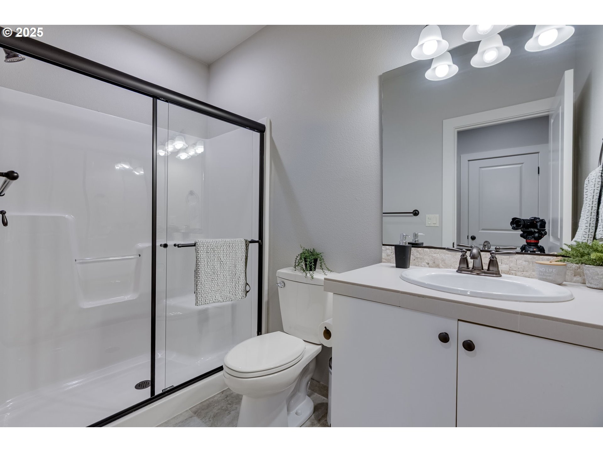 865 Southwest Trillium Lane Portland, OR 97219 - Photo 28 of 39 Bathroom
