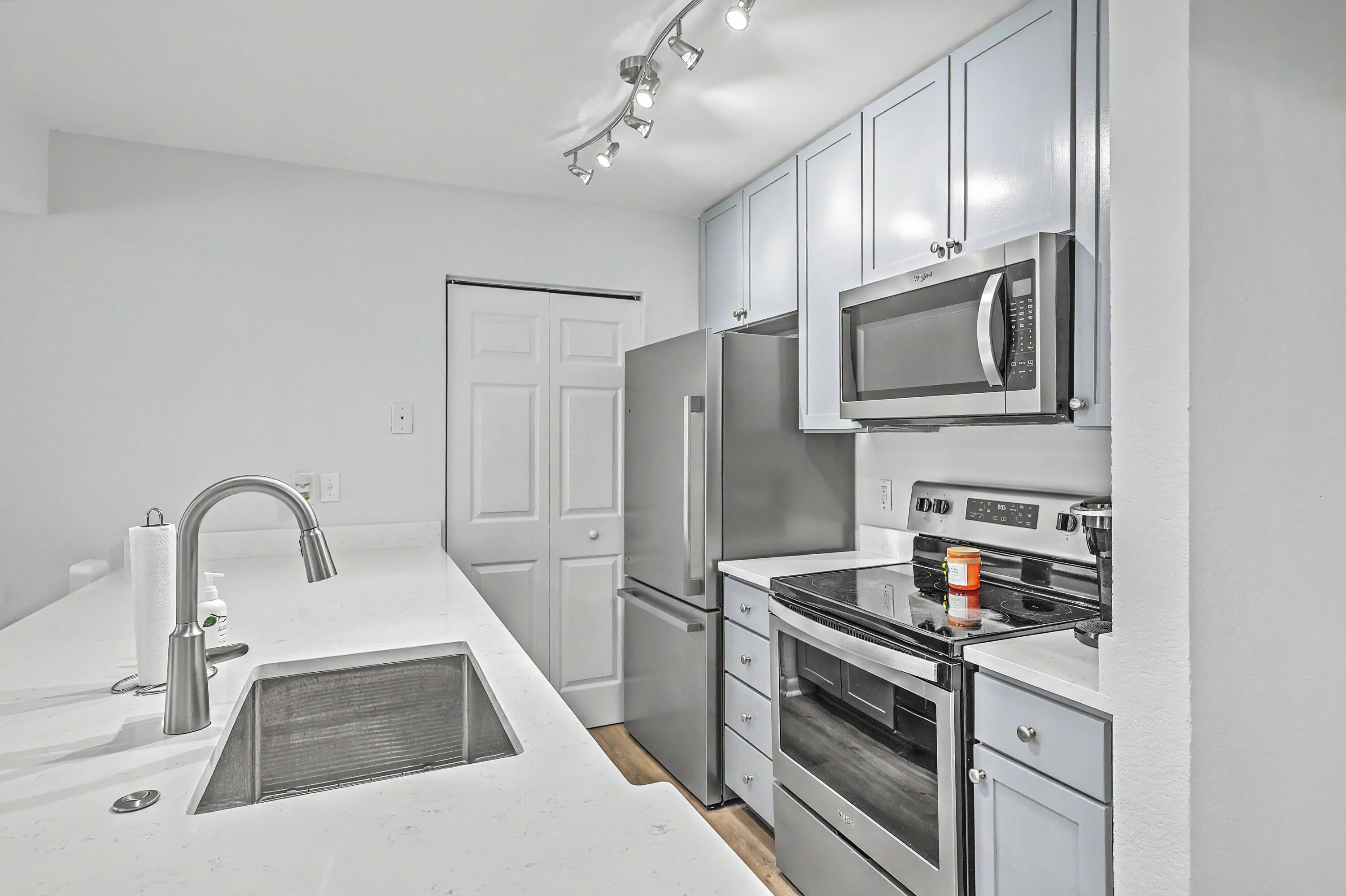 271 Alexandra Drive, Unit 6 Mount Pleasant, SC 29464 - Photo 13 of 46 ZYN_7259_60_61_62_63_64_65