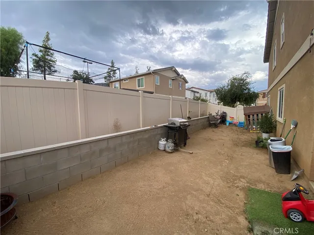 a view of a backyard