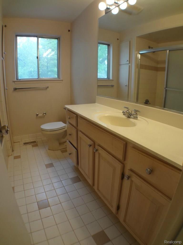 2072 Derby Road Birmingham, MI 48009 - Photo 17 of 30 DSC05321.jpg