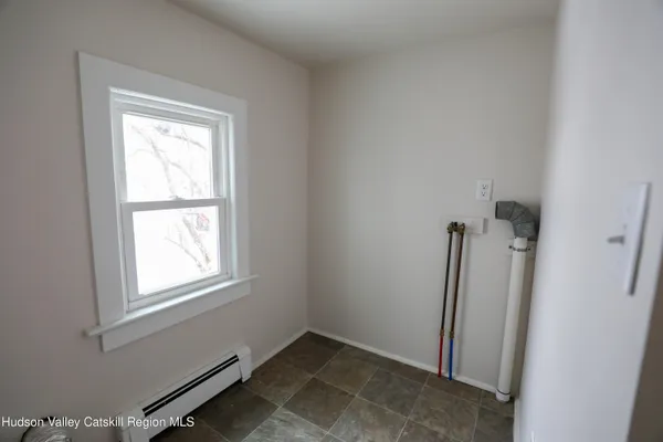 $2,000 | 180 Broadway, Unit A, Port Ewen, NY 12466