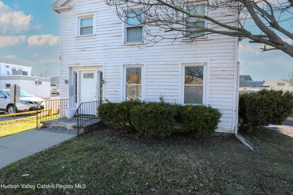 $2,000 | 180 Broadway, Unit A, Port Ewen, NY 12466
