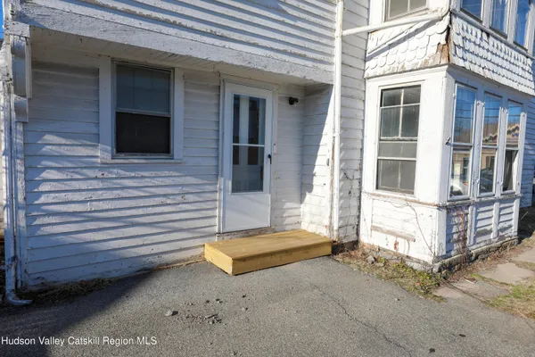 $2,000 | 180 Broadway, Unit A, Port Ewen, NY 12466