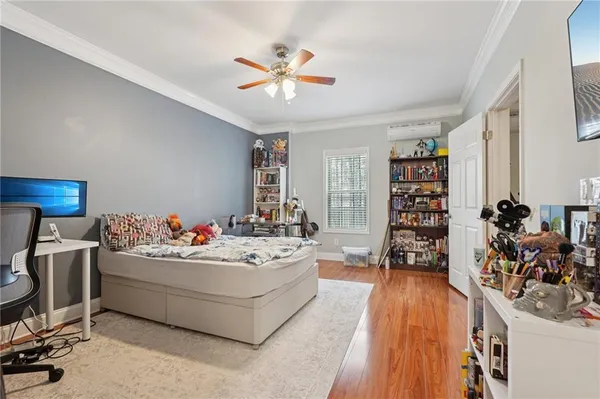 a view of a house with backyard and tree