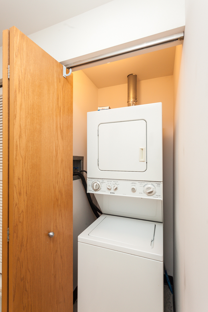 1250 South Indiana Avenue, Unit 812 Chicago, IL 60605 - Photo 13 of 23 a utility room with dryer and washer