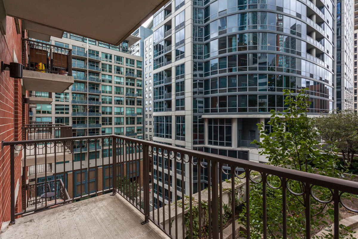 1250 South Indiana Avenue, Unit 812 Chicago, IL 60605 - Photo 14 of 23 a view of a building from a balcony
