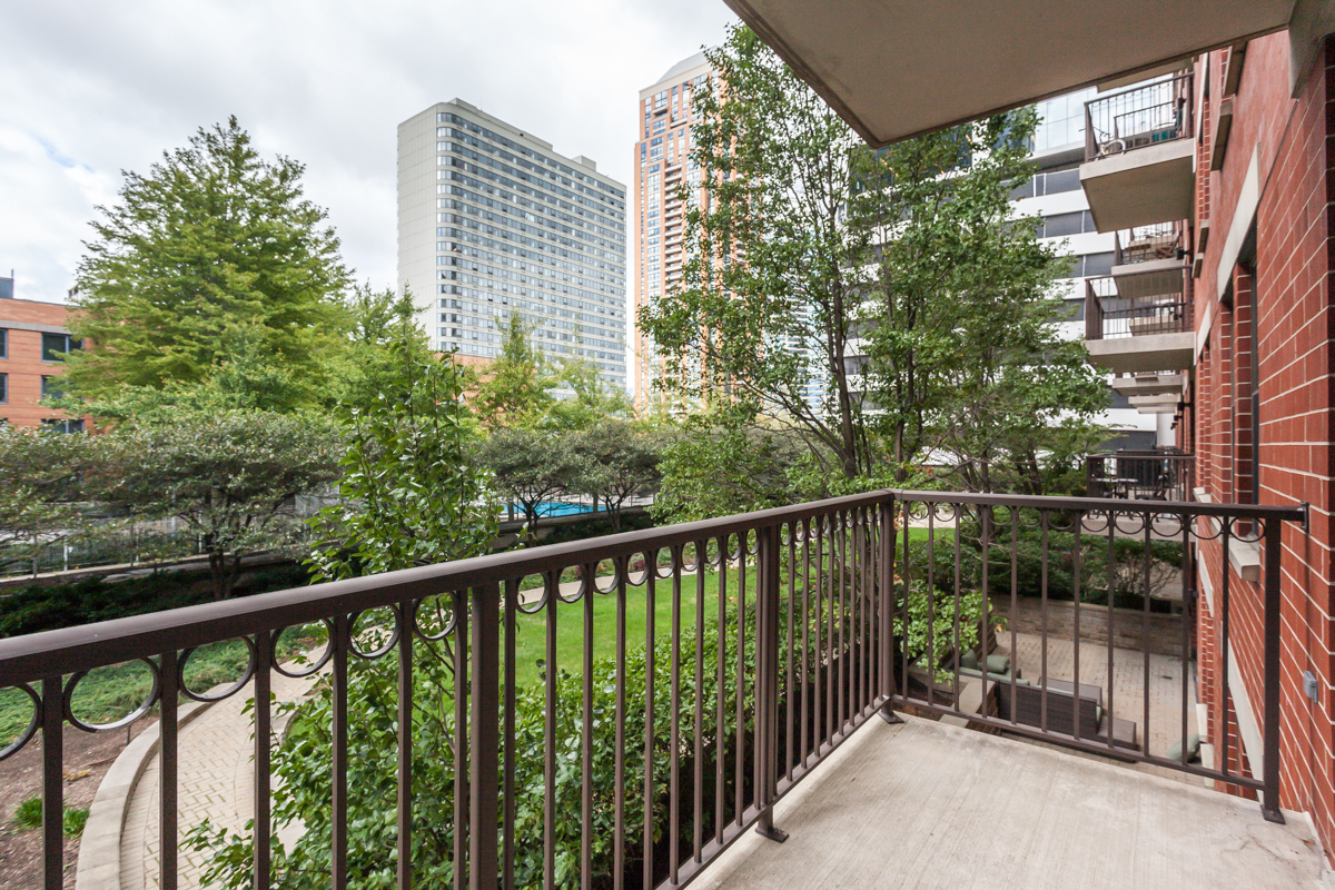 1250 South Indiana Avenue, Unit 812 Chicago, IL 60605 - Photo 16 of 23 a balcony with trees in front of it