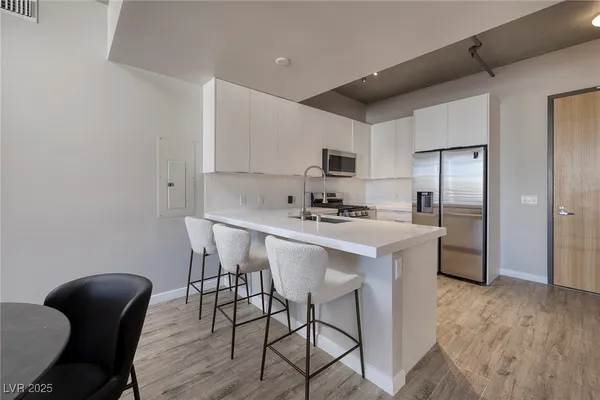 $3,000 | 353 East Bonneville Avenue, Unit 1006, Las Vegas, NV 89101