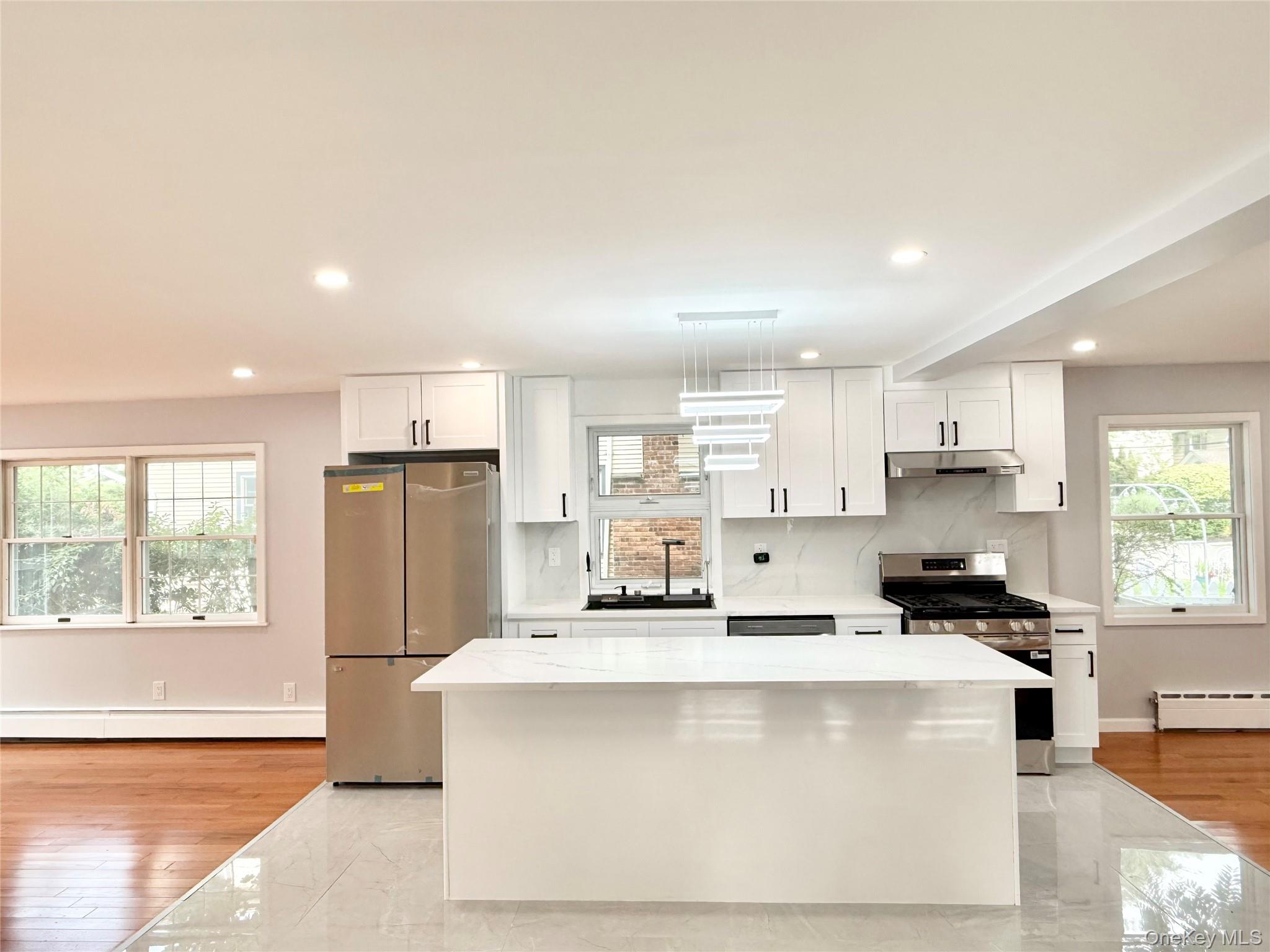 20 Baylis Place Syosset, NY 11791 - Photo 3 of 21
