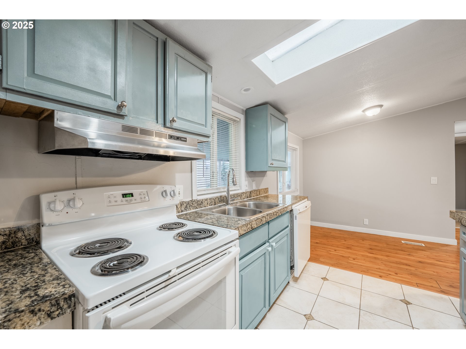 428 Southwest Boston Way, Unit 73 Beaverton, OR 97006 - Photo 13 of 25 a kitchen with a stove and a sink