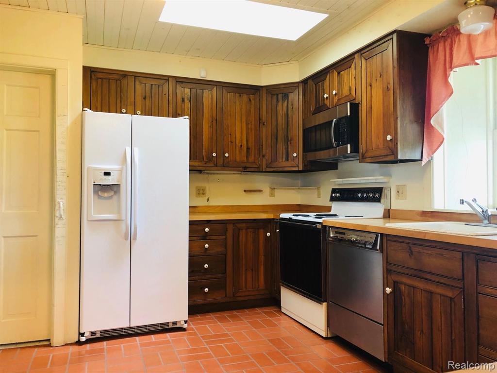 9015 Finzel Road Carleton, MI 48117 - Photo 15 of 40