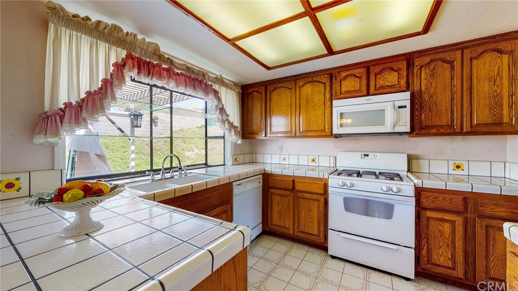 5975 Helmcrest Drive Riverside, CA 92509 - Photo 7 of 30