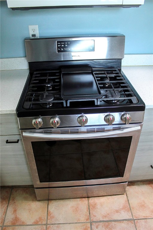 102 Cardinal Drive Sebastian, FL 32958 - Photo 20 of 34 a stove top oven sitting inside of a kitchen