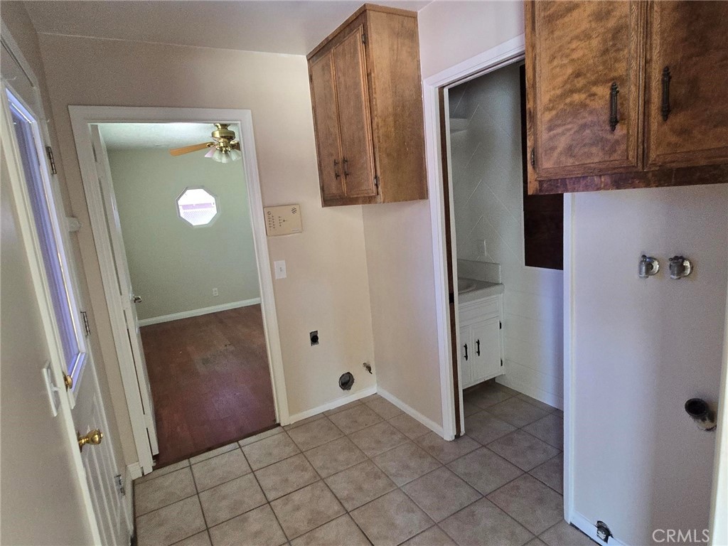 20239 Osseo Road Apple Valley, CA 92308 - Photo 11 of 12 Laundry