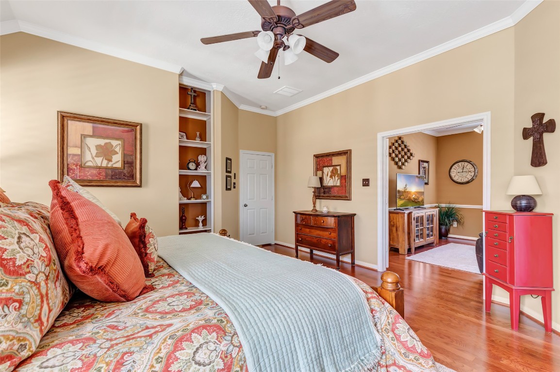 25605 Dartmaker Court Porter, TX 77365 - Photo 23 of 34 a bedroom with a bed and dresser