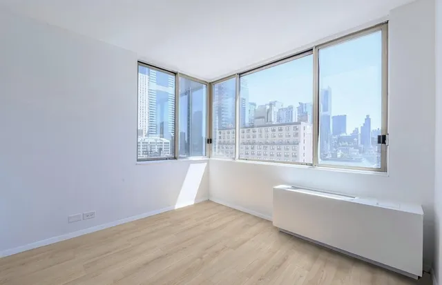 $888,000 | 350 West 50th Street, Unit 14C | Hell's Kitchen
