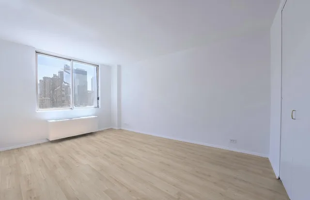 $888,000 | 350 West 50th Street, Unit 14C | Hell's Kitchen