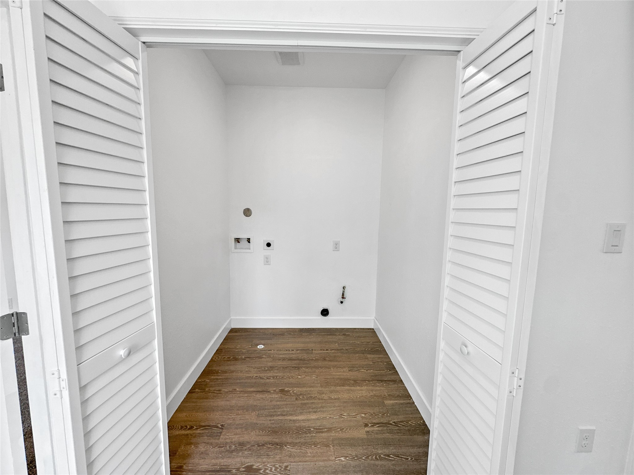 8141 Jeffery Street Houston, TX 77028 - Photo 16 of 27 a view of a hallway with wooden floor and closet