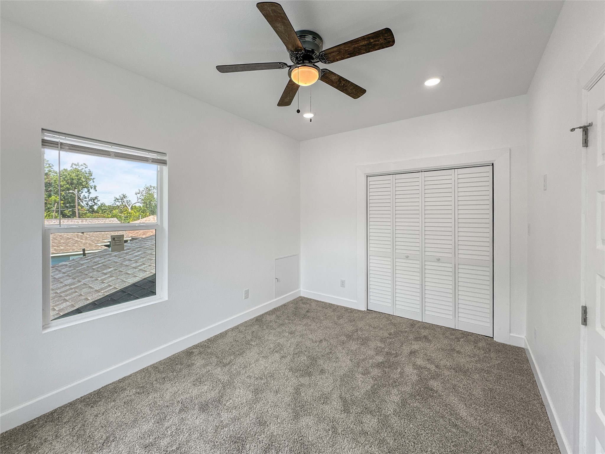 8141 Jeffery Street Houston, TX 77028 - Photo 17 of 27 an empty room with window and a ceiling fan